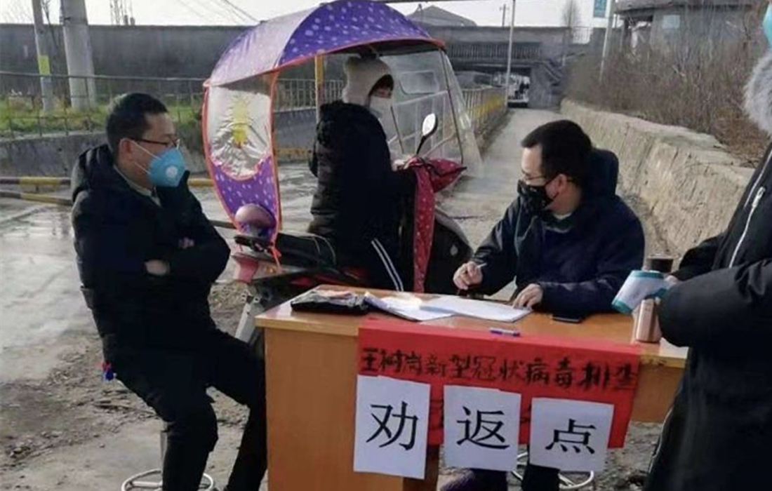 5.1陈侃同志在村委会要道值守、劝返、监测体温_副本.jpg 5.1陈侃同志在村委会要道值守、劝返、监测体温_副本.jpg