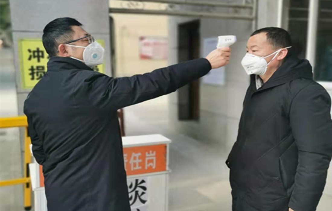 6.1.罗云飞参加社区疫情防控,为出入人员测量体温_副本.png 6.1.罗云飞参加社区疫情防控,为出入人员测量体温_副本.png