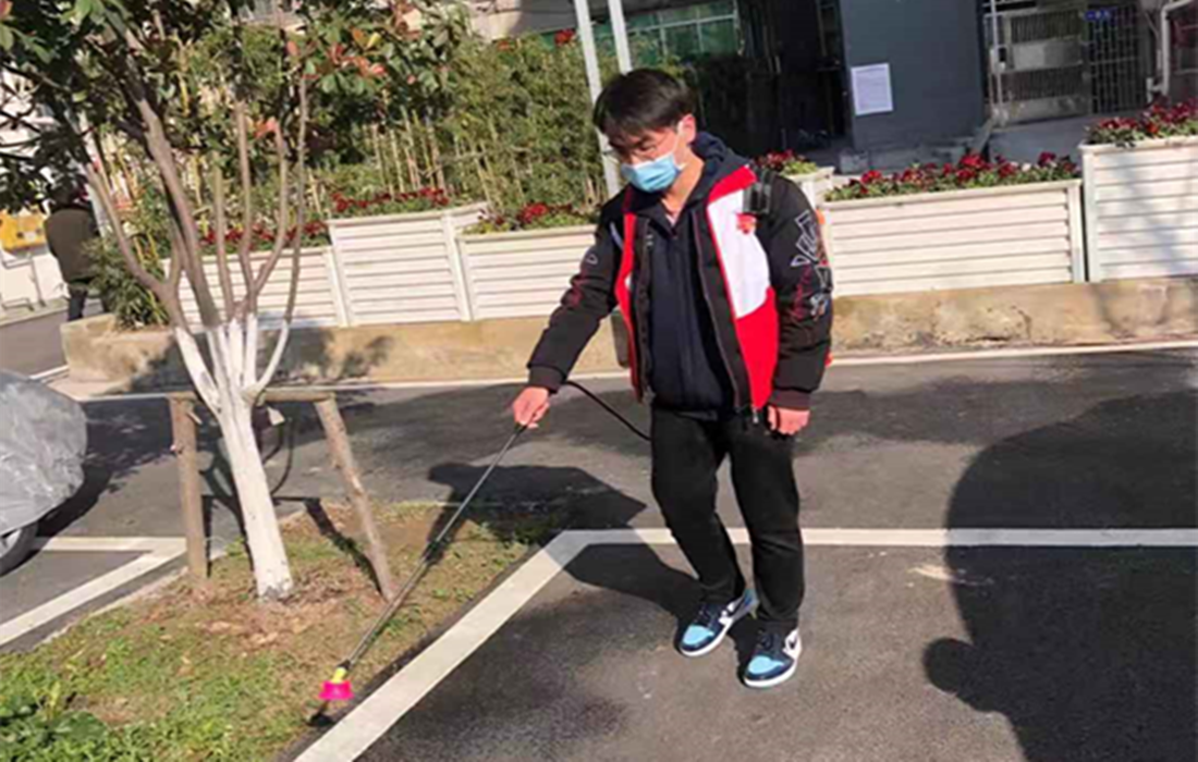 6.6.曾雨康参与疫情防控,喷洒消毒液_副本.png 6.6.曾雨康参与疫情防控,喷洒消毒液_副本.png