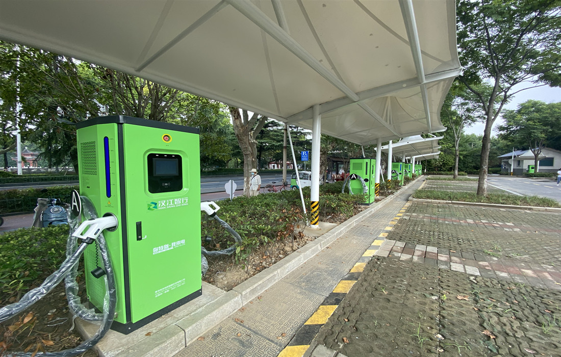 襄阳公园生态停车场充电桩.jpg