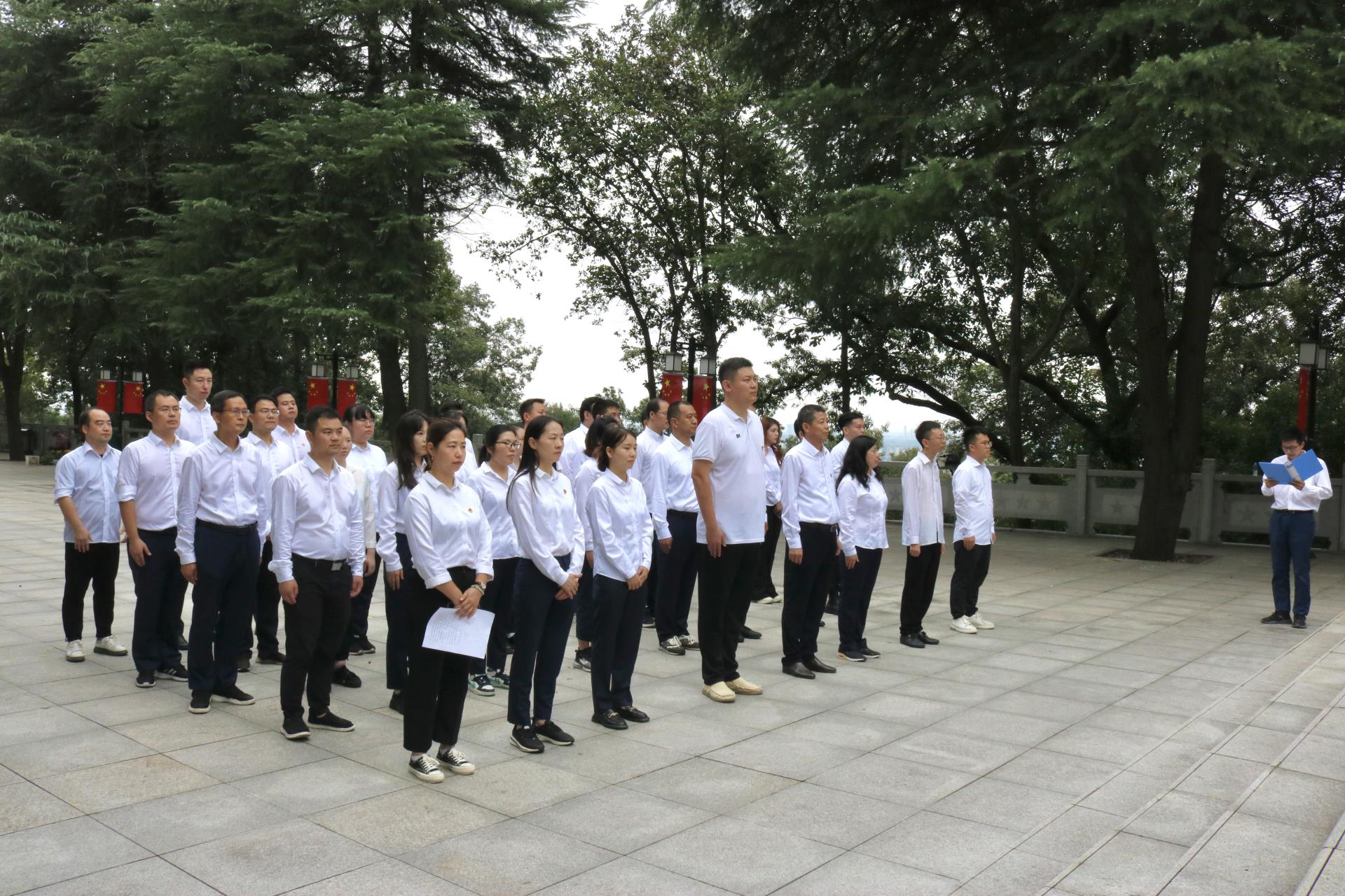 祭扫烈士墓3.jpg 祭扫烈士墓3.jpg