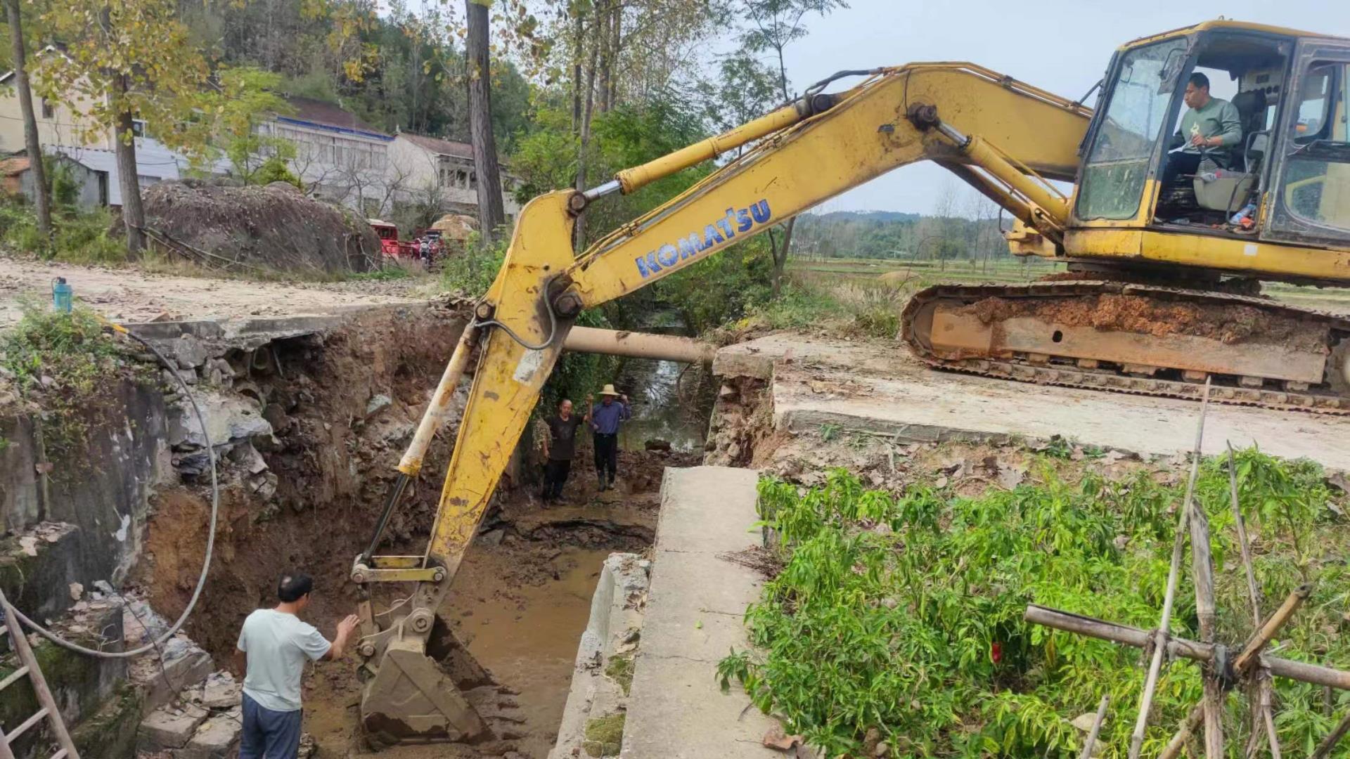 2023年10月26日,庙滩镇兴隆殿村危桥改造现场 3.jpg 2023年10月26日,庙滩镇兴隆殿村危桥改造现场 3.jpg