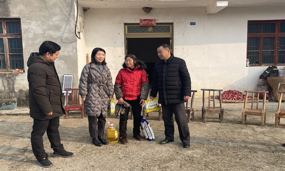 1月30日,赴兴隆殿村慰问困难群众.jpg 1月30日,赴兴隆殿村慰问困难群众.jpg