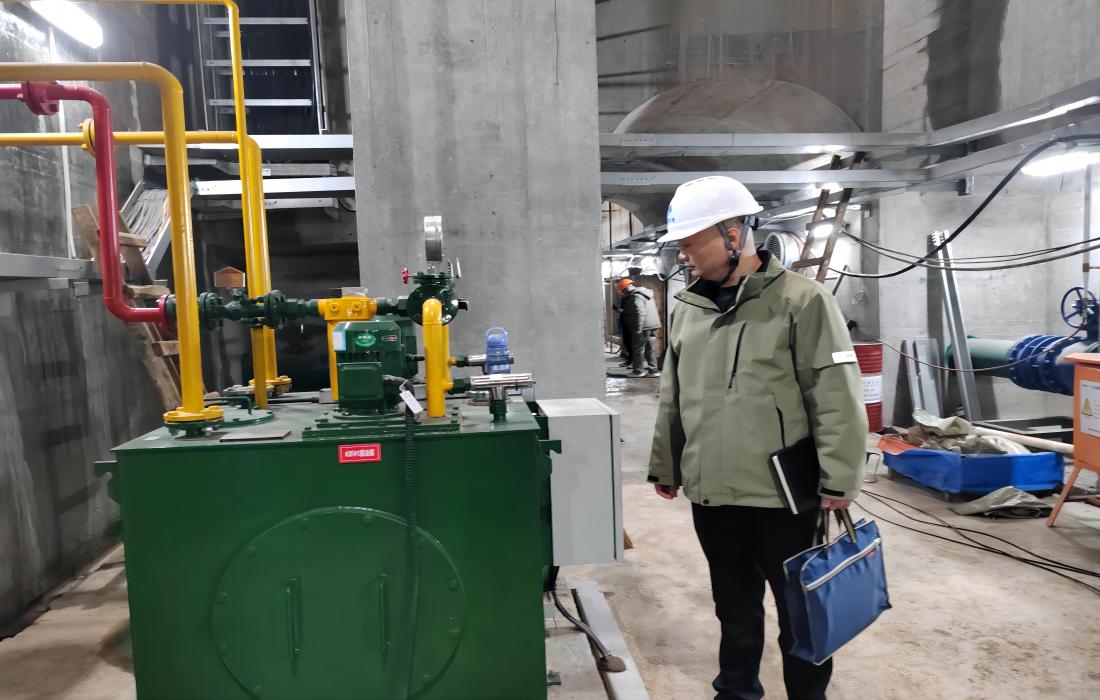 图为能源17吃瓜纪委在新集水电站了解发电机组安装进度.jpg 图为能源17吃瓜纪委在新集水电站了解发电机组安装进度.jpg