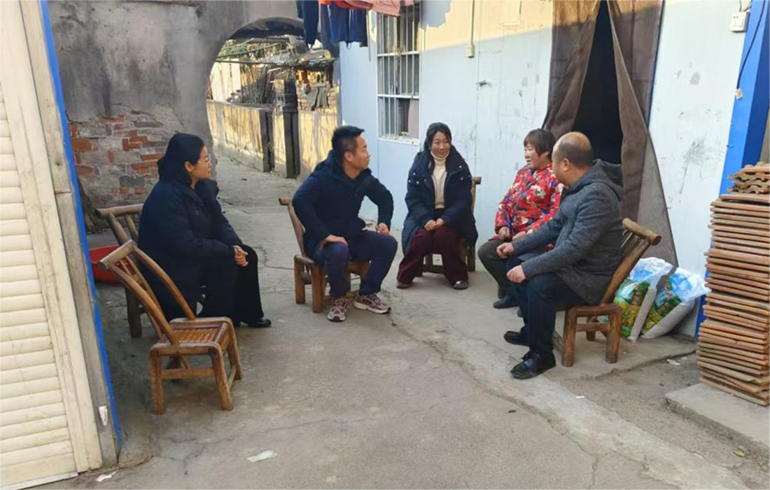 图片1.走访慰问困难群众照片.jpg 图片1.走访慰问困难群众照片.jpg