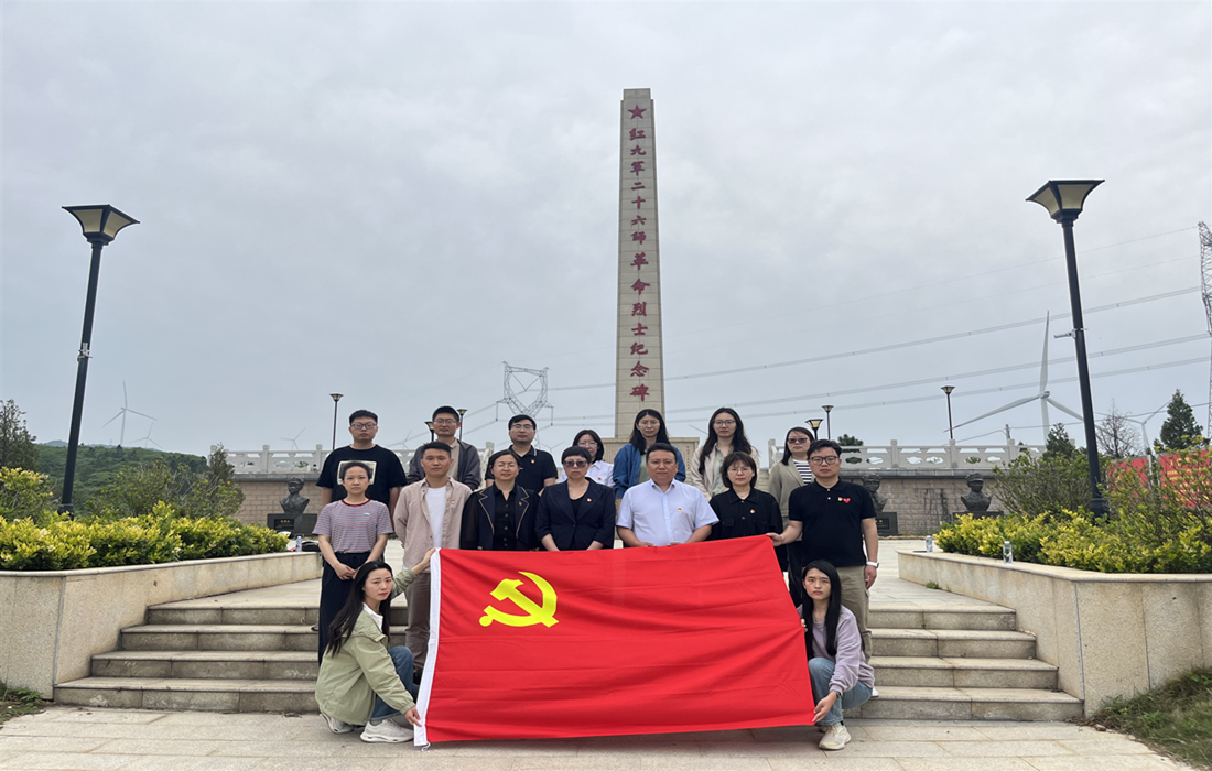 4月29日,襄投置业本部党员赴向湾村开展红色教育实践活动 (3).jpg 4月29日,襄投置业本部党员赴向湾村开展红色教育实践活动 (3).jpg