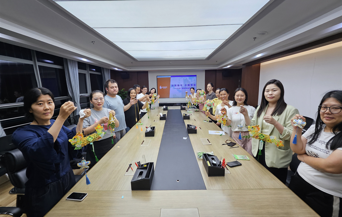 5月29日下午,公司组织员工参与传统手工艺品制作活动2.jpg 5月29日下午,公司组织员工参与传统手工艺品制作活动2.jpg