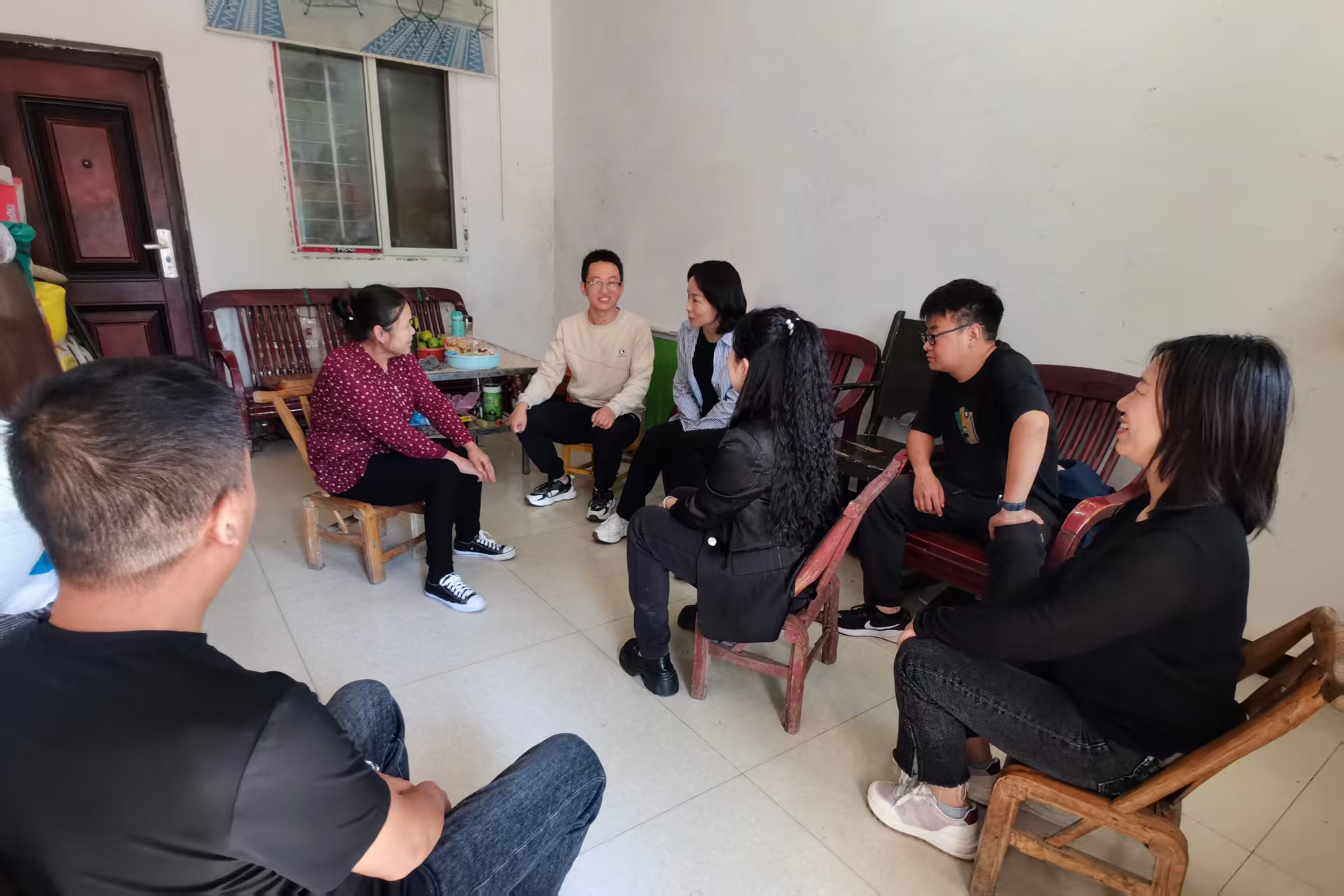 图为“清风传家”家庭助廉小组开展廉洁家访活动现场.jpg 图为“清风传家”家庭助廉小组开展廉洁家访活动现场.jpg