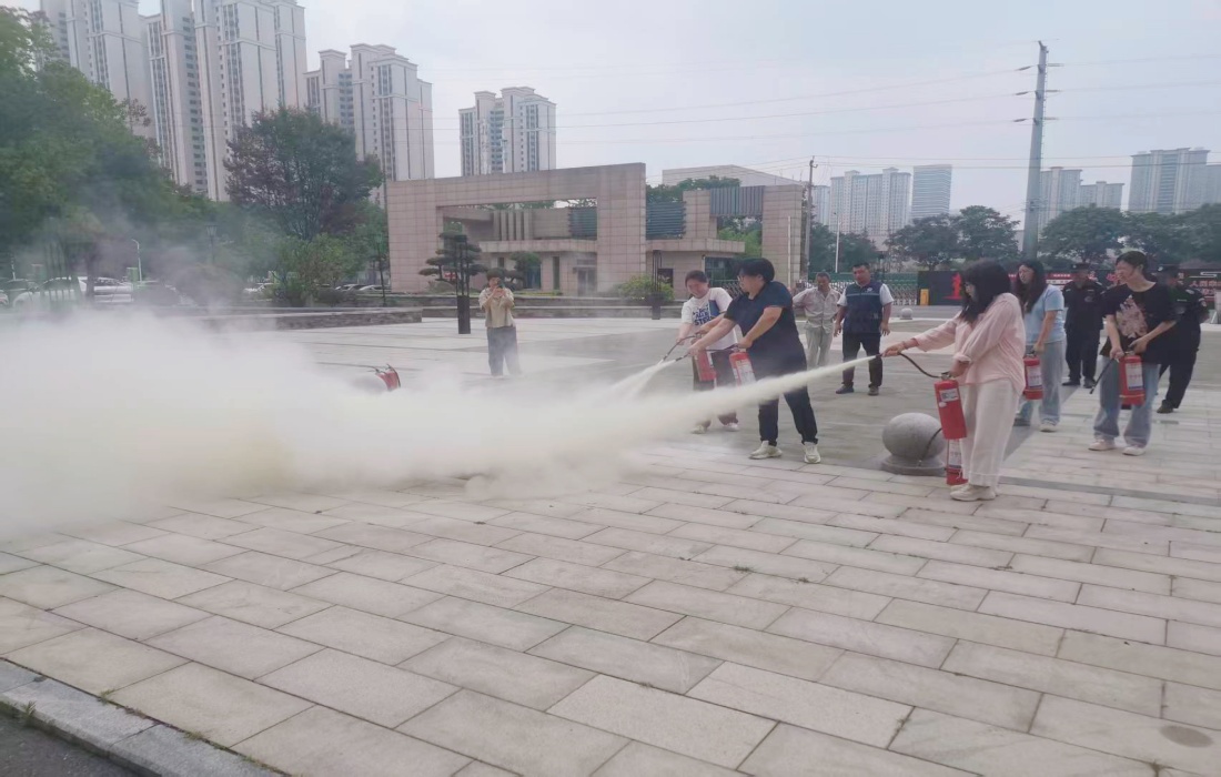 图3:灭火演练现场_副本.jpg 图3:灭火演练现场_副本.jpg