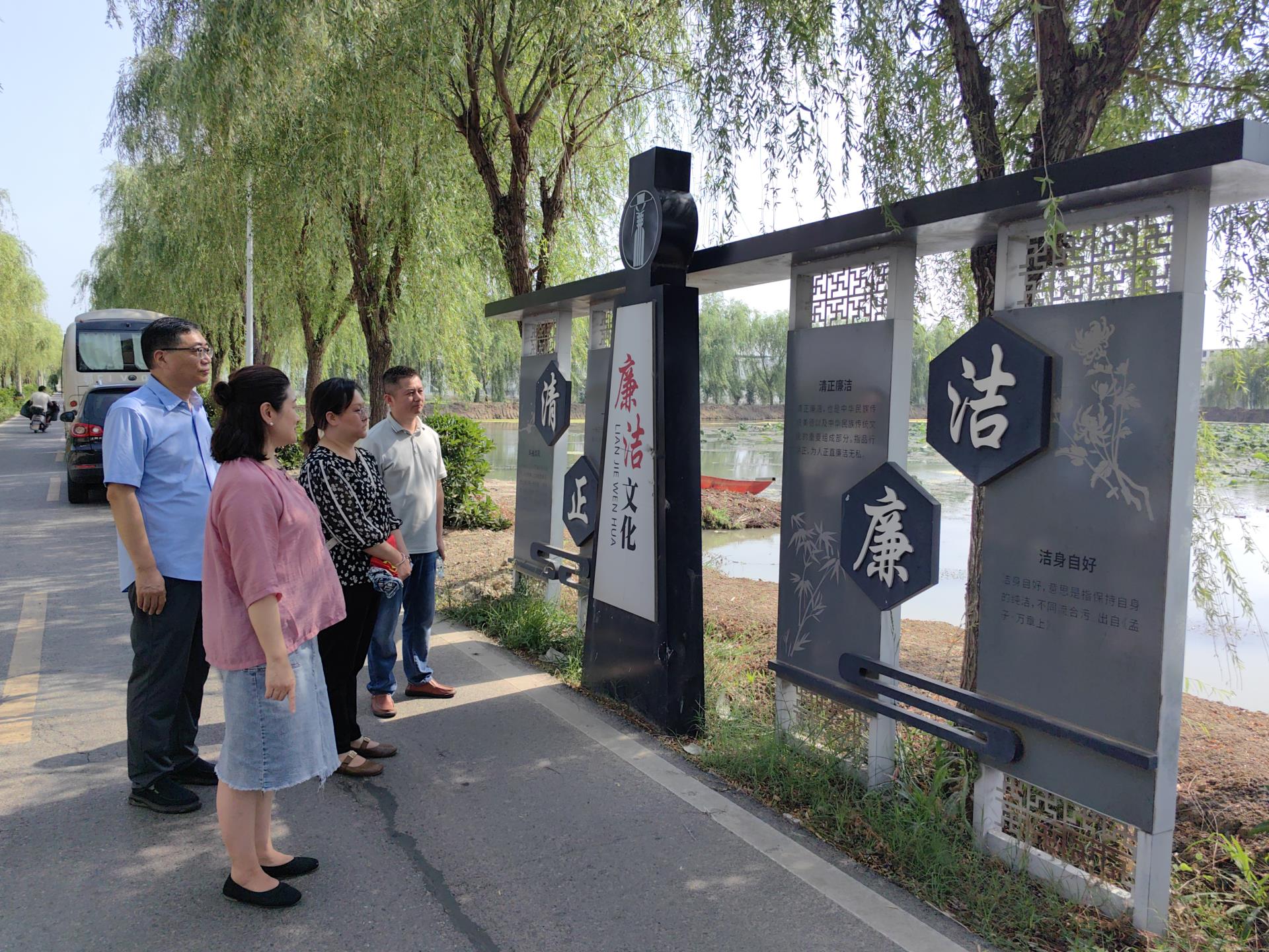 观荷悟廉养正气 诵典传家守初心01.jpg 观荷悟廉养正气 诵典传家守初心01.jpg