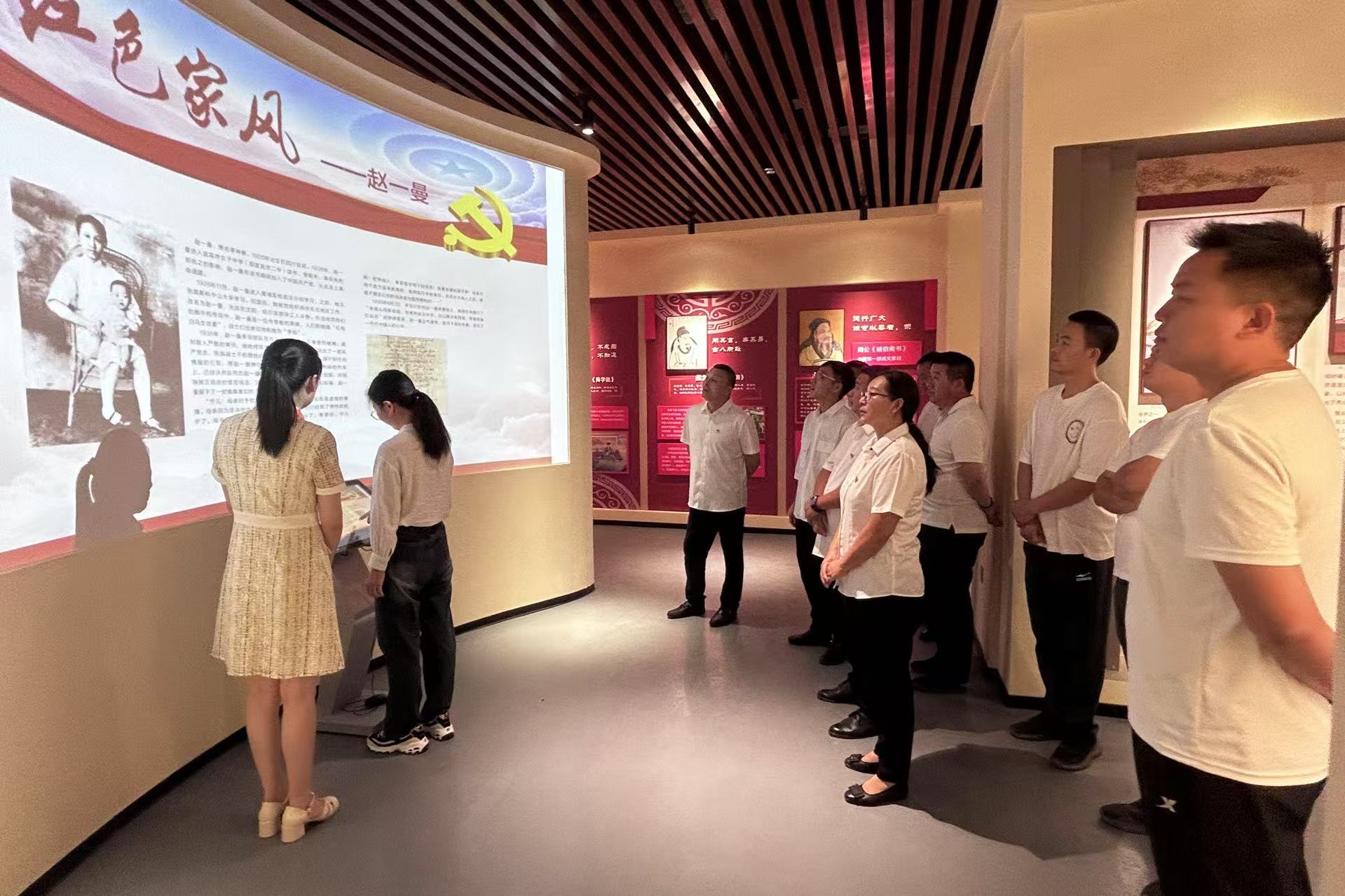 员工们在声光电影像前专注“看”廉史,感受跨越时空的清风正气.jpg 员工们在声光电影像前专注“看”廉史,感受跨越时空的清风正气.jpg