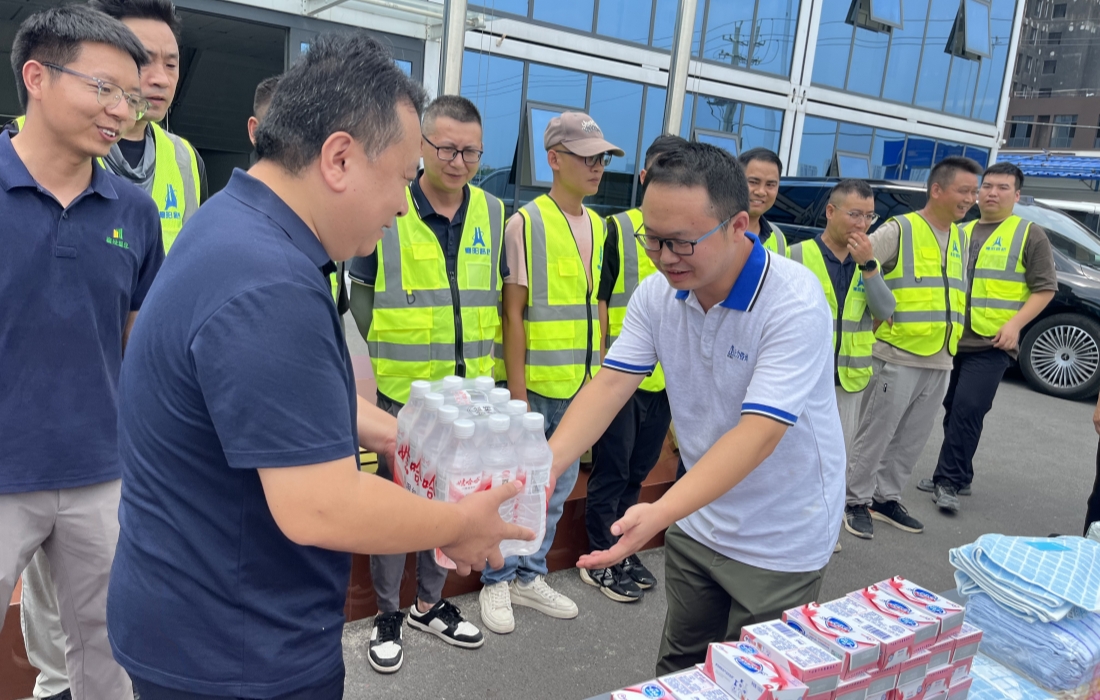 发放物资1_官网.jpg 发放物资1_官网.jpg