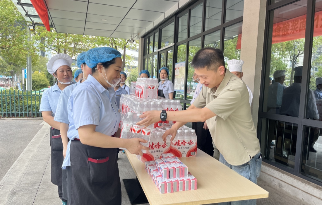 发放清凉物资_官网.jpg 发放清凉物资_官网.jpg