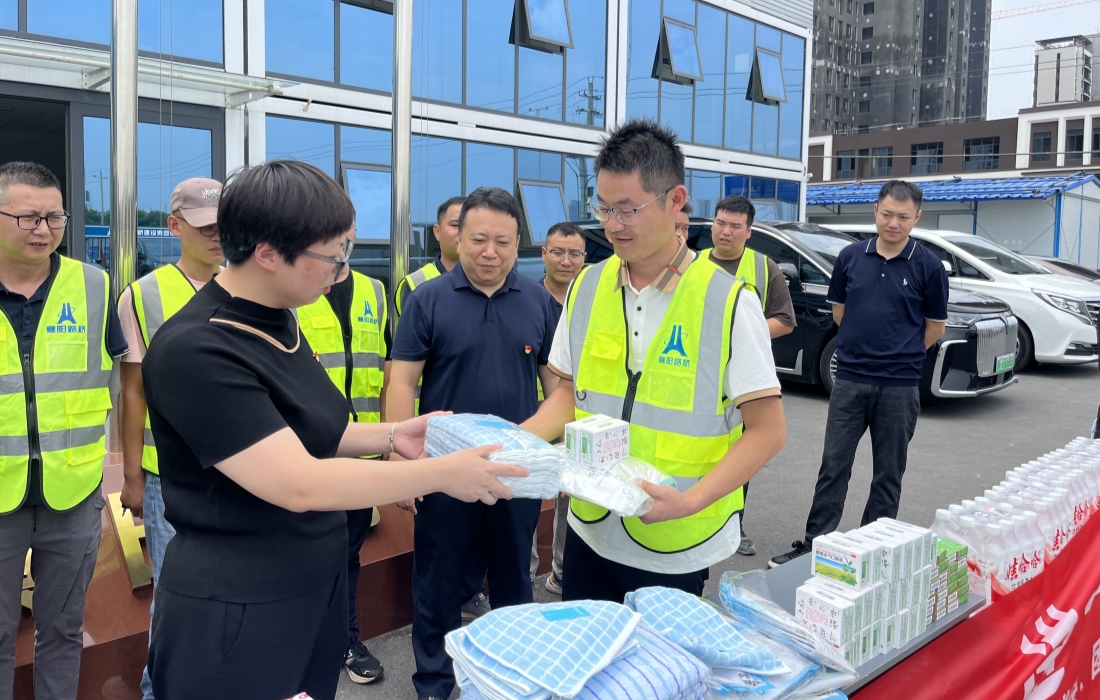 发放物资2_官网.jpg 发放物资2_官网.jpg