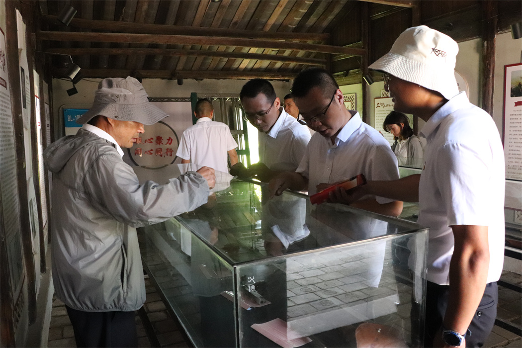 图3 潜江基建干部职工观看红军老物件_副本.jpg 图3 潜江基建干部职工观看红军老物件_副本.jpg