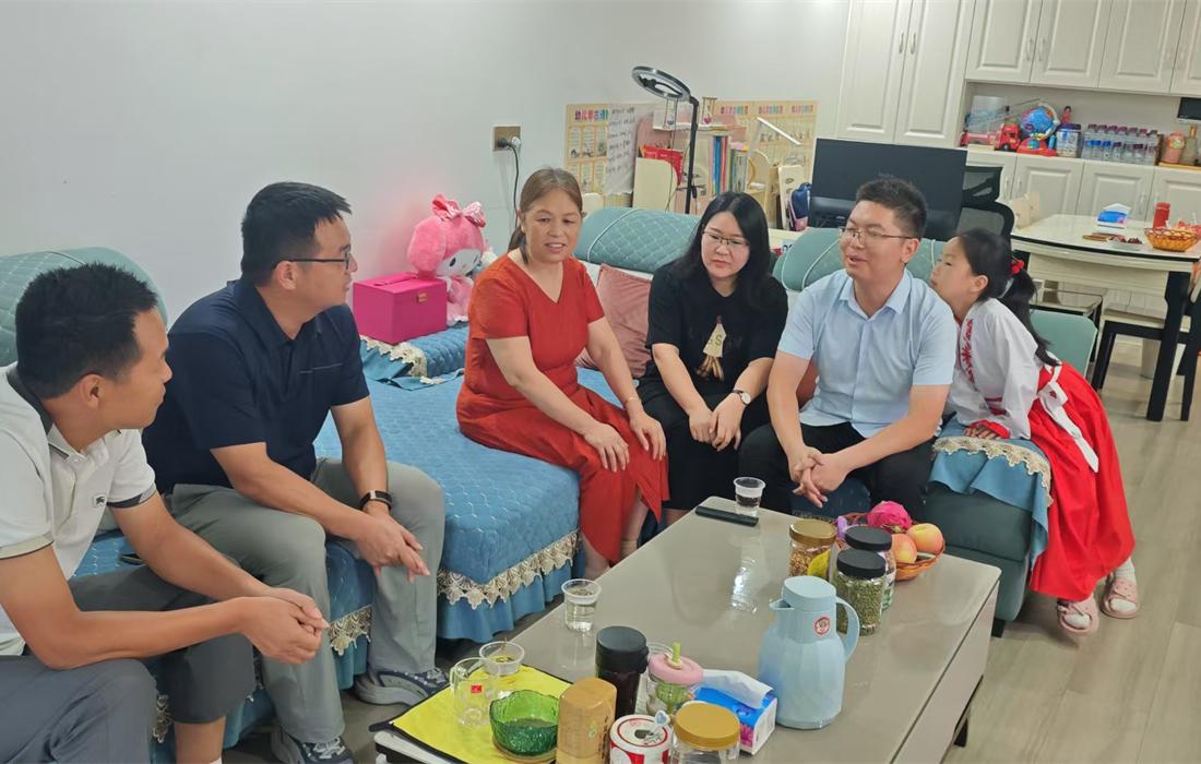 图5 房建分公司纪检人员与职工家属进行座谈.jpg 图5 房建分公司纪检人员与职工家属进行座谈.jpg