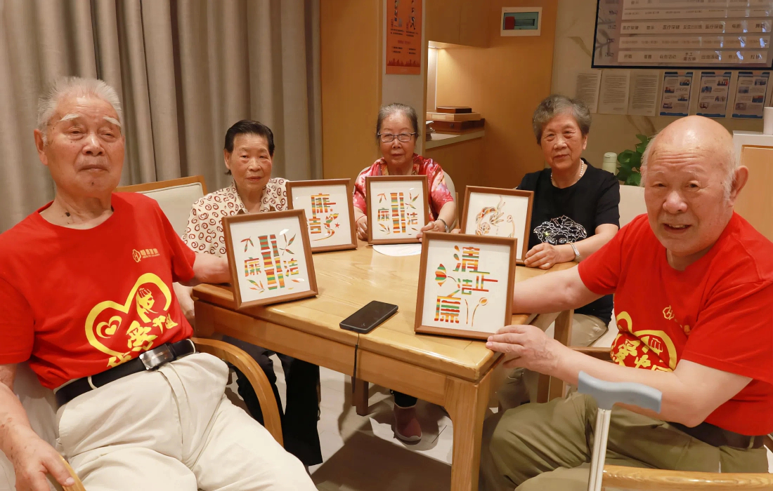 图为恒泰健康纪委在恒泰悦居社区长者照护中心开展“巧手编竹,清风颂廉”非遗竹编画手工活动02 .jpg 图为恒泰健康纪委在恒泰悦居社区长者照护中心开展“巧手编竹,清风颂廉”非遗竹编画手工活动02 .jpg