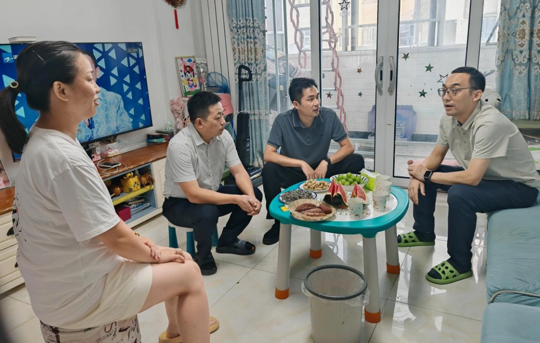 图为廉洁家访活动现场.jpg 图为廉洁家访活动现场.jpg