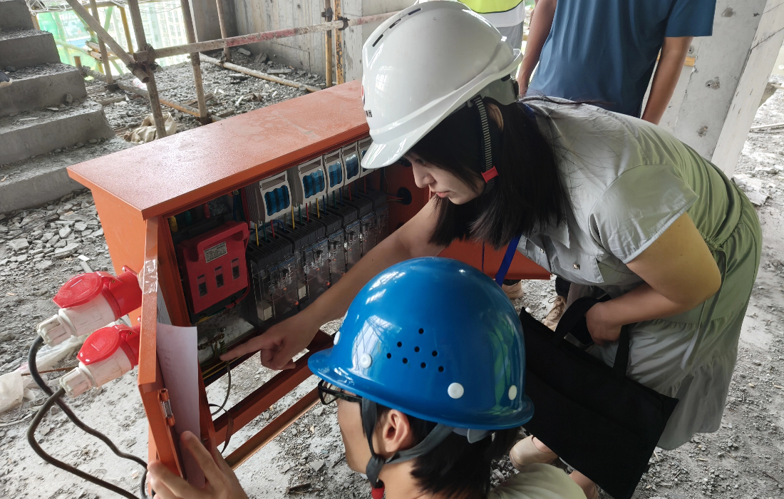 图为襄投置业纪委工作人员对国投襄阳著项目安全生产整改“回头看” (1).jpg 图为襄投置业纪委工作人员对国投襄阳著项目安全生产整改“回头看” (1).jpg