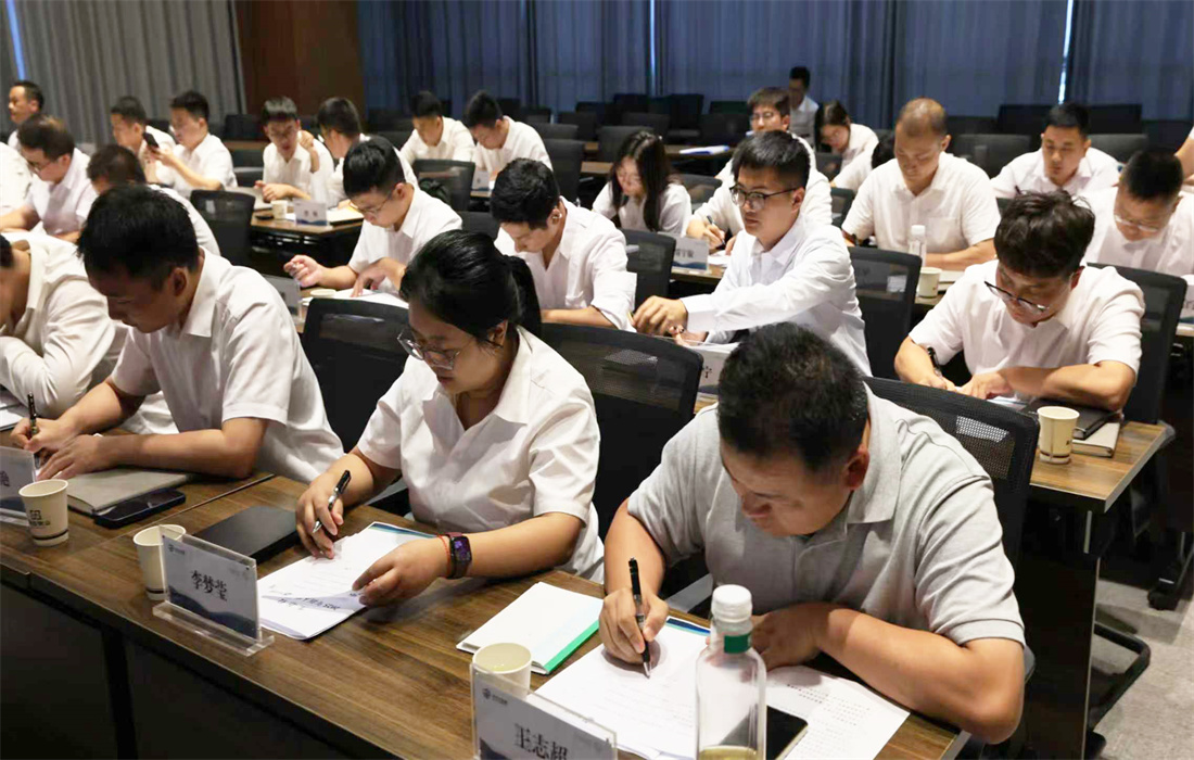 新员工签署《员工廉洁从业承诺书》照片.jpg 新员工签署《员工廉洁从业承诺书》照片.jpg