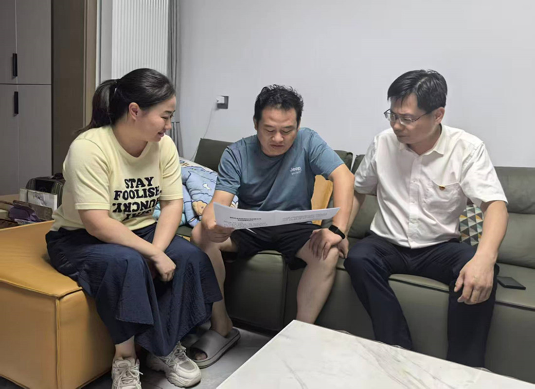 图为水规设计院纪检监察工作人员深入干部员工家中开展廉洁家访活动.jpg 图为水规设计院纪检监察工作人员深入干部员工家中开展廉洁家访活动.jpg